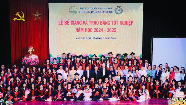 Quang canh Le trao bang tot nghiep cua Truong Dai hoc Y Duoc - Dai hoc Quoc gia Ha Noi. Anh: Thuy Linh