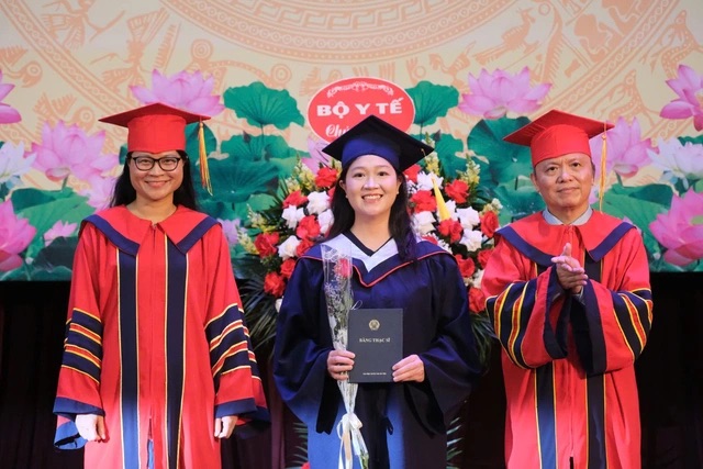 GS.TS Le Ngoc Thanh, Hieu truong Truong Dai hoc Y Duoc (ben phai) trao bang tot nghiep cho mot trong 3 bac si noi tru khoa dau tien tot nghiep cua truong. Anh: Ngoc Trang