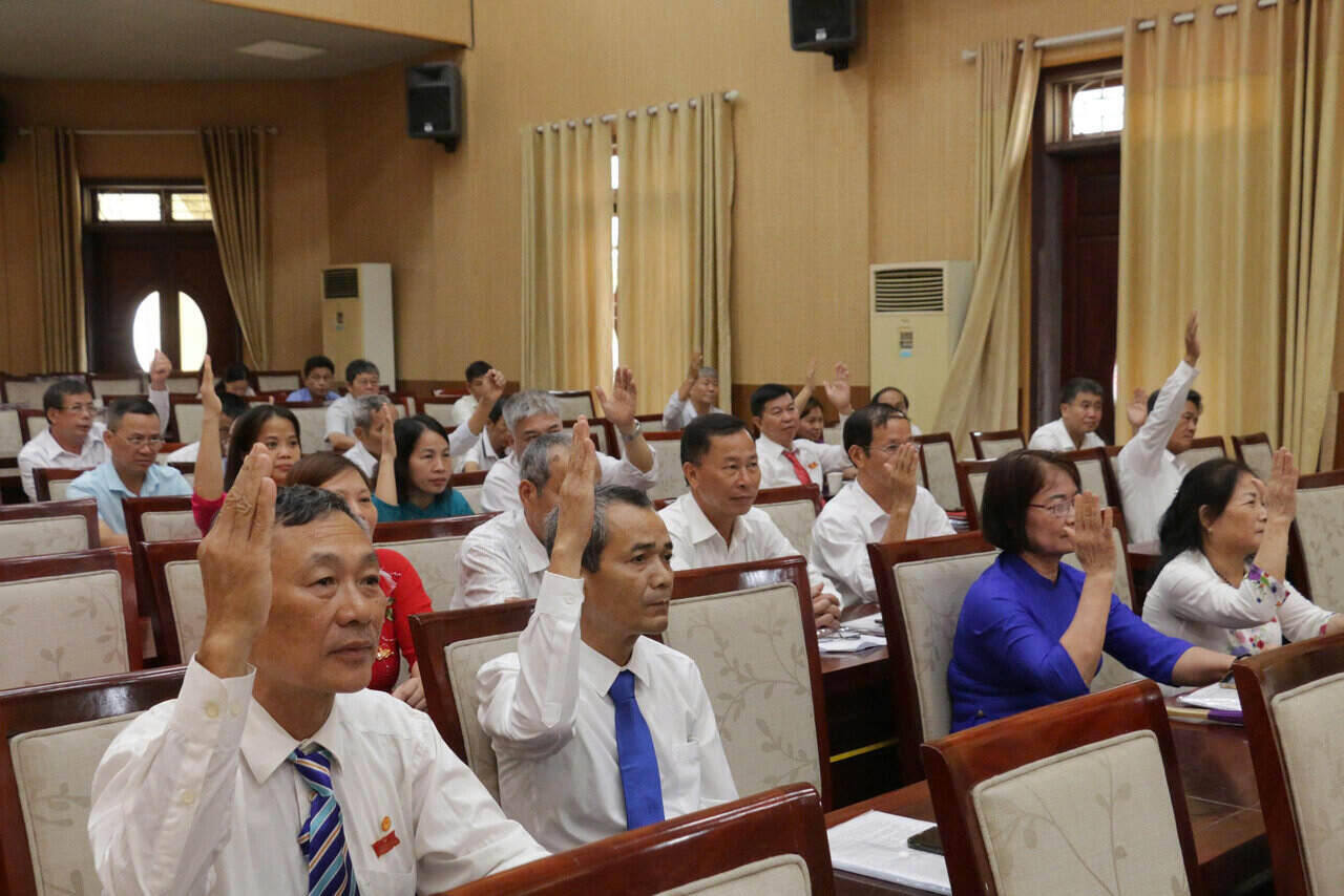 HDND phuong Hai Duong, TP Hai Phong khoa I ban thao va thong qua 8 nghi quyet lon. Anh: Quoc Tung