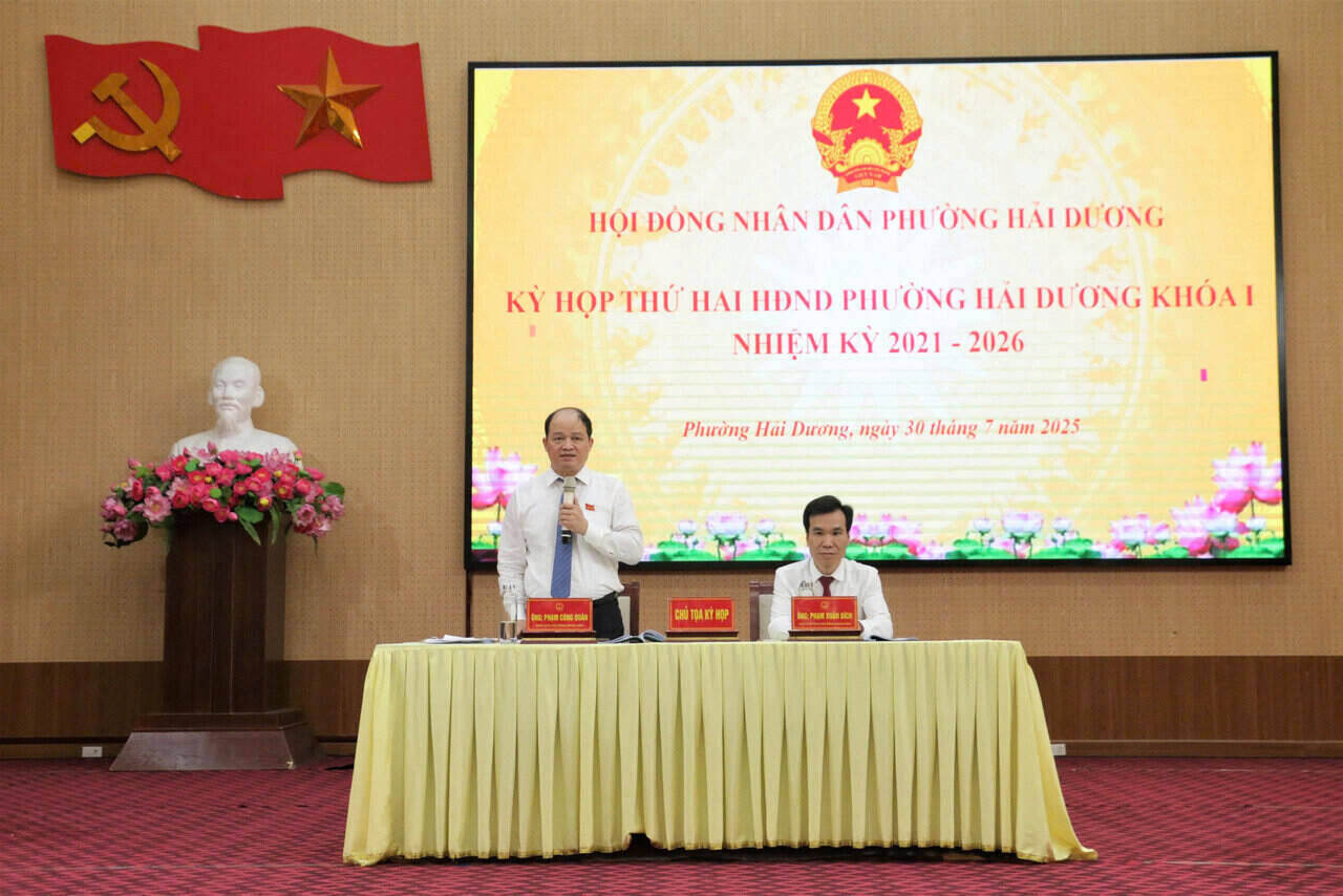 Se aprobaron muchas decisiones importantes en la segunda sesion del Consejo Popular del barrio de Hai Duong. Foto: Quoc Tung