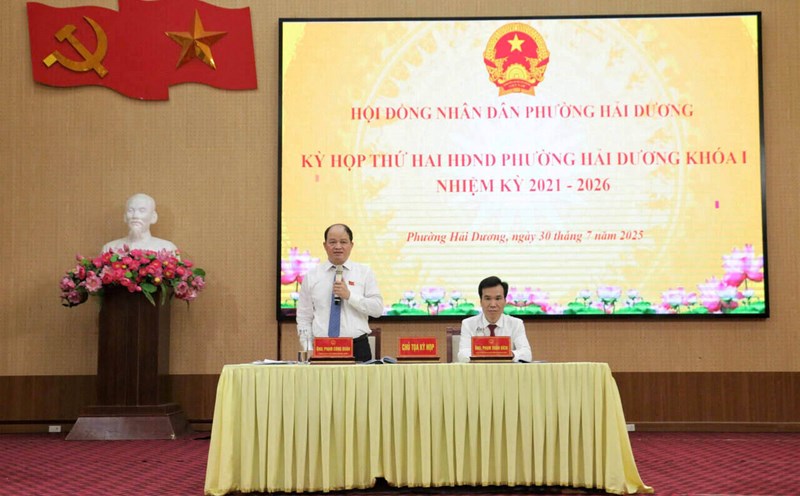Many important decisions were passed at the second session of the Hai Duong Ward People's Council. Photo: Quoc Tung