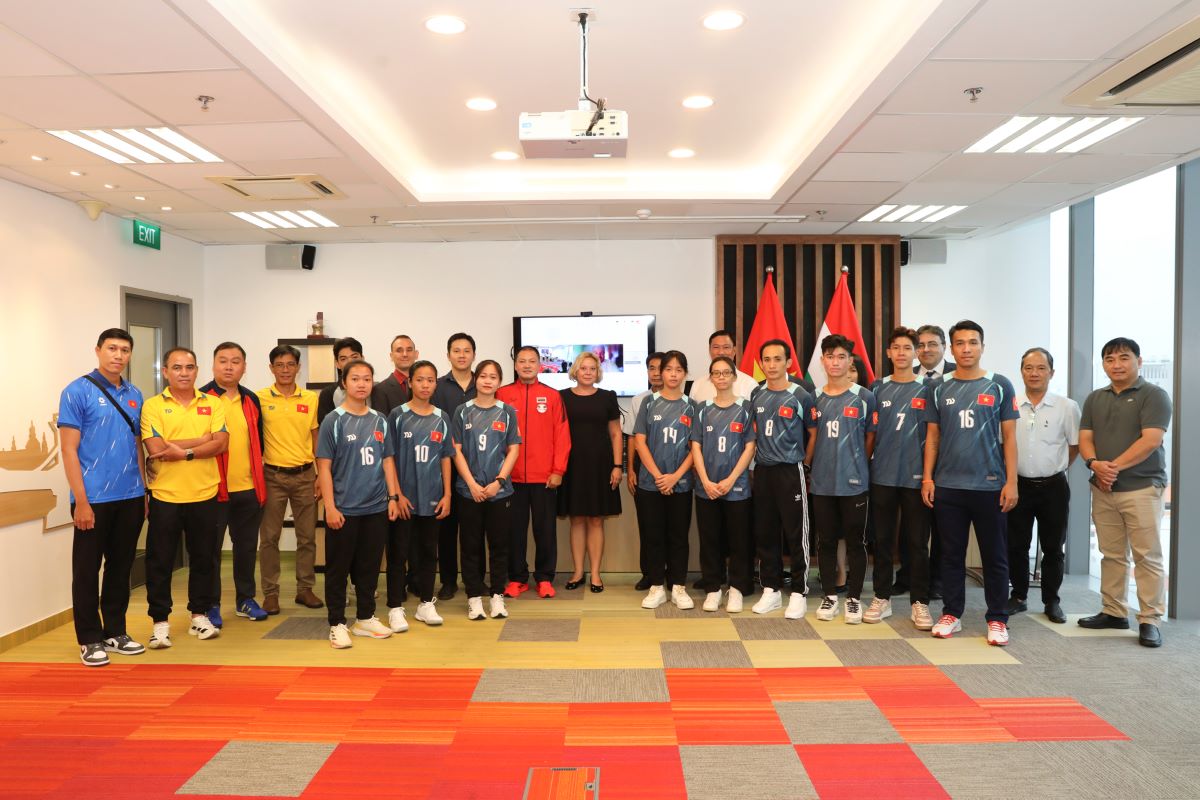 The Consulate General of Hungary in Ho Chi Minh City met with members of the Vietnam Teqball team, after finishing the training with international experts. Photo: Nguyen Dang