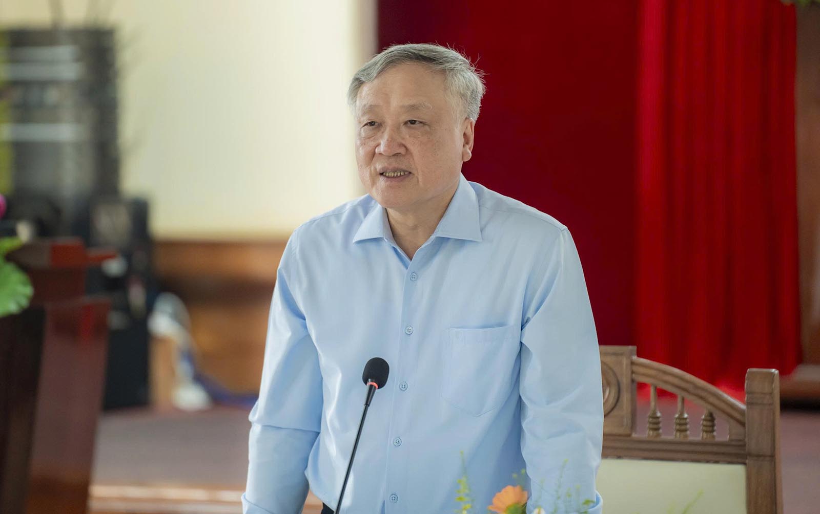 Deputy Prime Minister Nguyen Hoa Binh spoke at the meeting with the Hue City Party Committee. Photo: Phuc Dat.