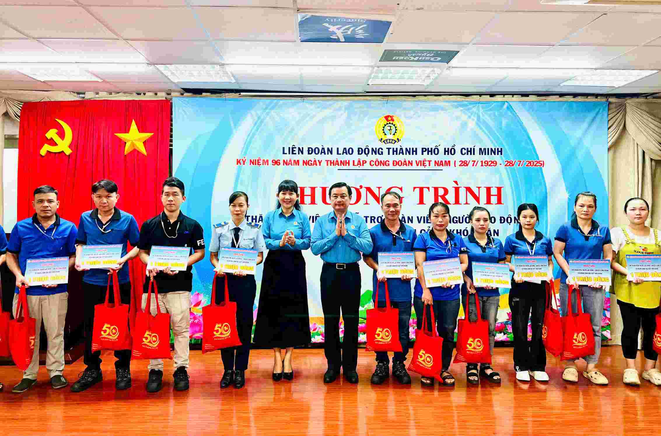 To cong tac da da trao 100 phan qua den nguoi lao dong kho khan. Anh: To cong tac so 4 cung cap
