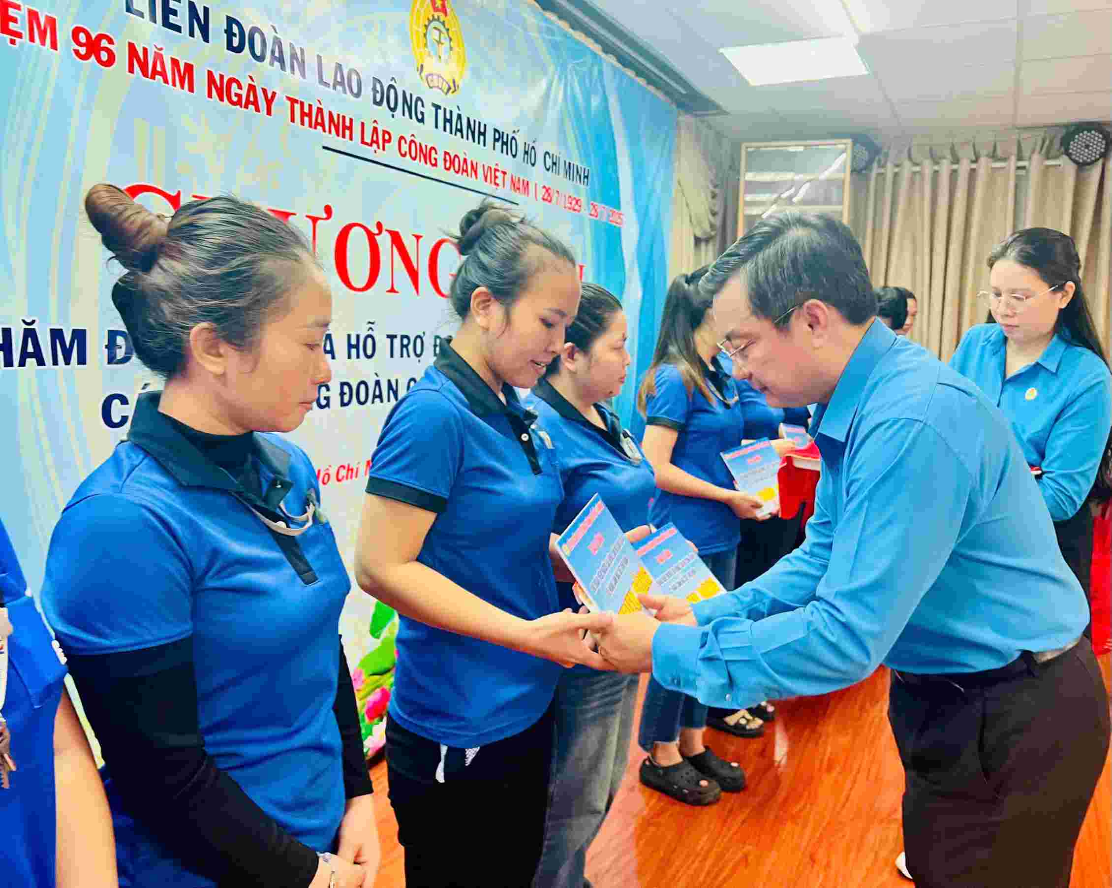 Pham Trong Nhan 호치민시 노동총연맹 부위원장이 어려운 노동자들에게 지원 선물을 전달하고 있습니다. 사진: 4번 작업반 제공