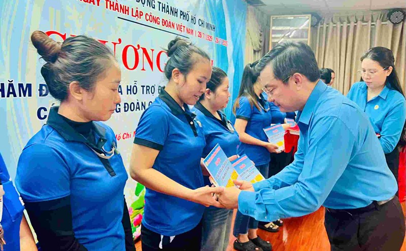 Mr. Pham Trong Nhan - Vice President of the Ho Chi Minh City Labor Federation presented gifts to support workers in difficulty. Photo: Provided by Working Group No. 4