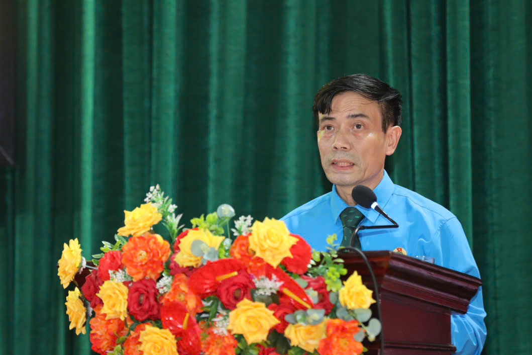 Hoang Xuan Loi 씨 - Dien Bien 고무 주식회사 노동조합 위원장이 회의에서 보고하고 있습니다. 사진: Thanh Binh