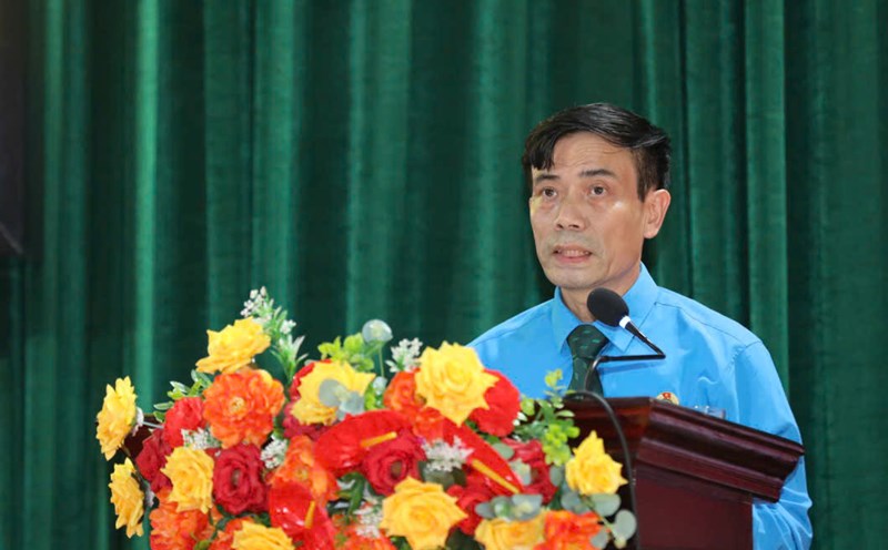 Mr. Hoang Xuan Loi - Chairman of the Trade Union of Dien Bien Rubber Joint Stock Company reported at the conference. Photo: Thanh Binh