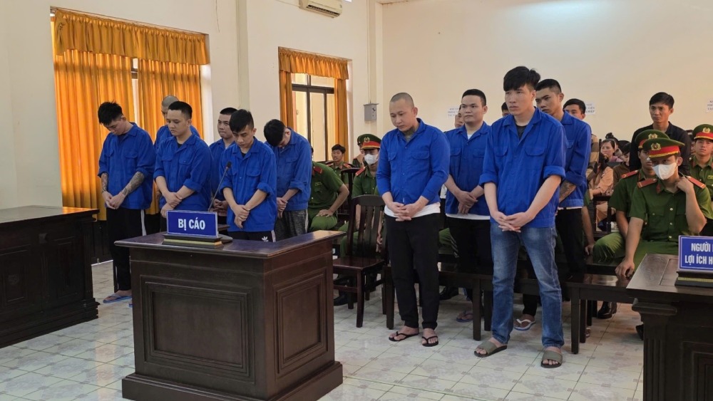 Cả 2 nhóm đã nổ súng liên tiếp gây náo loạn, đe dọa nghiêm trọng đến an toàn cộng đồng. Ảnh: Văn Vũ