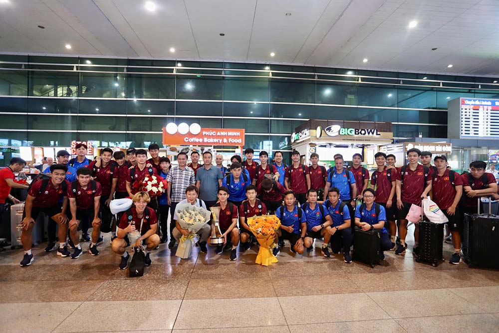 Toan doi chup anh ki niem tai san bay Tan Son Nhat. Sau khi den TPHCM, ban huan luyen va nhieu cau thu se noi chuyen bay den Ha Noi, so it con lai se tro ve cau lac bo chu quan chuan bi cho cac ke hoach tiep theo.