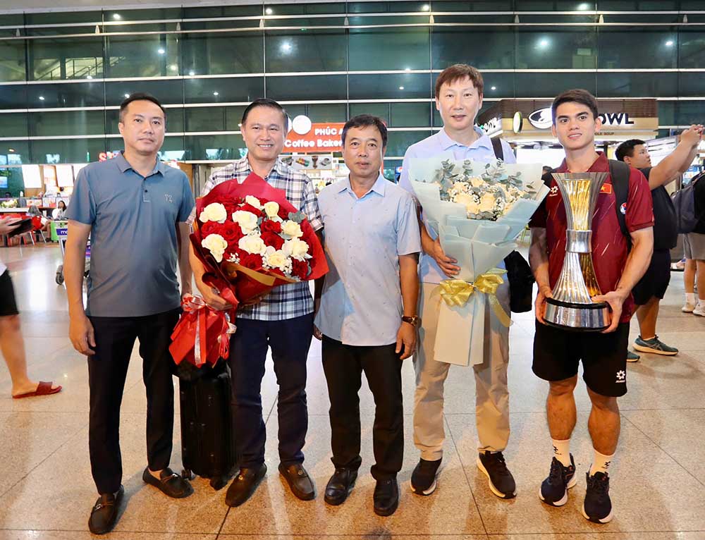 Sau khi lam thu tuc nhap canh va nhan hanh ly, huan luyen vien Kim Sang-sik va cac cau thu co mat o ga den vao luc khoang 18h00. Pho Chu tich Lien doan bong da Viet Nam (VFF) Nguyen Xuan Vu (trai) co mat o san bay de don U23 Viet Nam va tang hoa chuc mung toan doi.