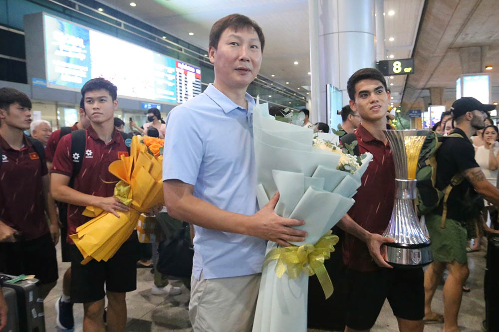 Su xuat hien cua huan luyen vien Kim Sang-sik va cac cau thu khien san bay Tan Son Nhat tro nen soi noi. Luc luong an ninh lien tuc dieu tiet va dua doi ra xa khu vuc cua ga den de cac phong vien co the de dang tac nghiep.
