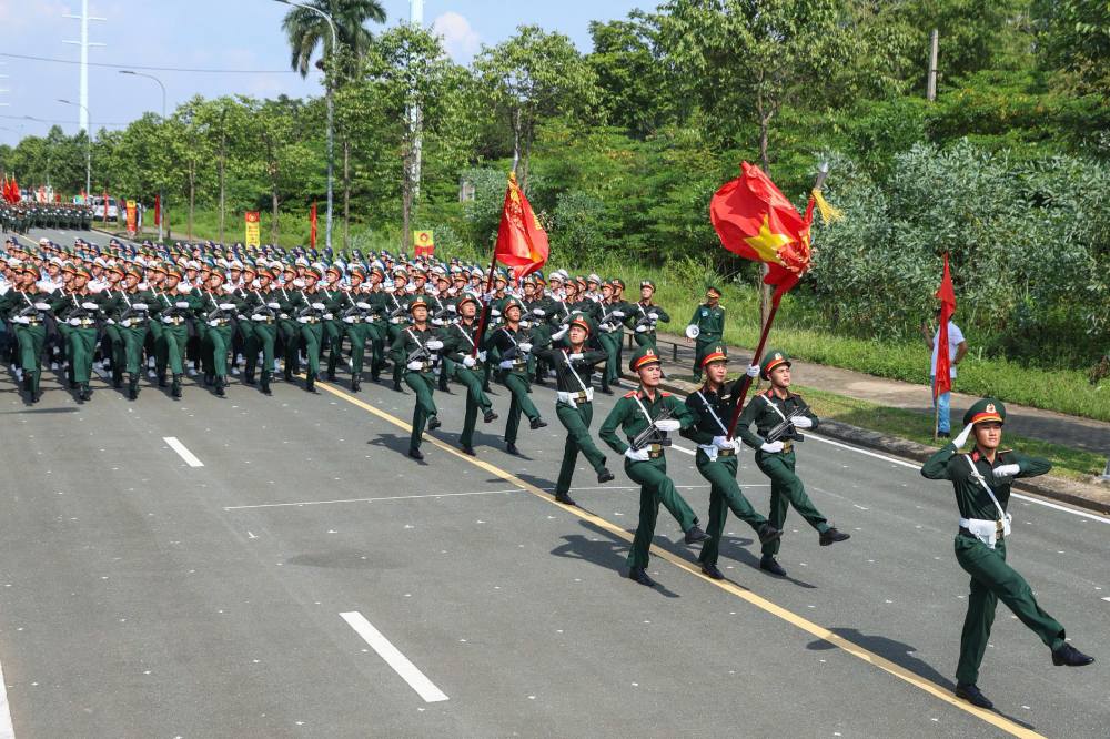 Can bo chien si luyen tap dieu binh duoi thoi tiet nang gat cua Ha Noi. Anh: Tran Vuong