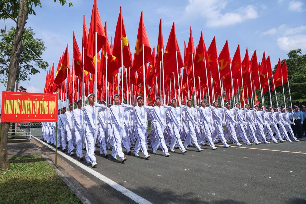 Khoi co dang, co To quoc tap luyen tai Khu cong nghe cao Hoa Lac. Anh: Tran Vuong