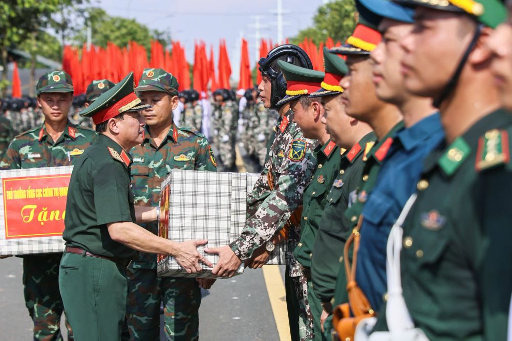 Trung tuong Truong Thien To tang qua, dong vien cac can bo, chien si. Anh: Tran Vuong
