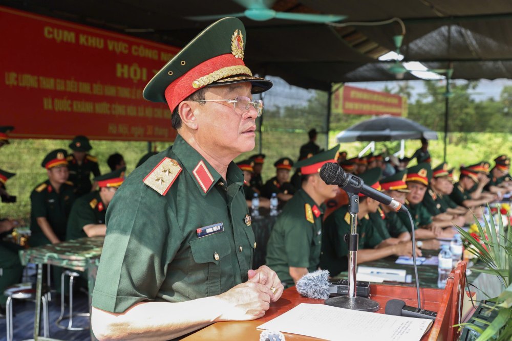 Trung tuong Truong Thien To phat bieu dong vien can bo, chien si. Anh: Tran Vuong