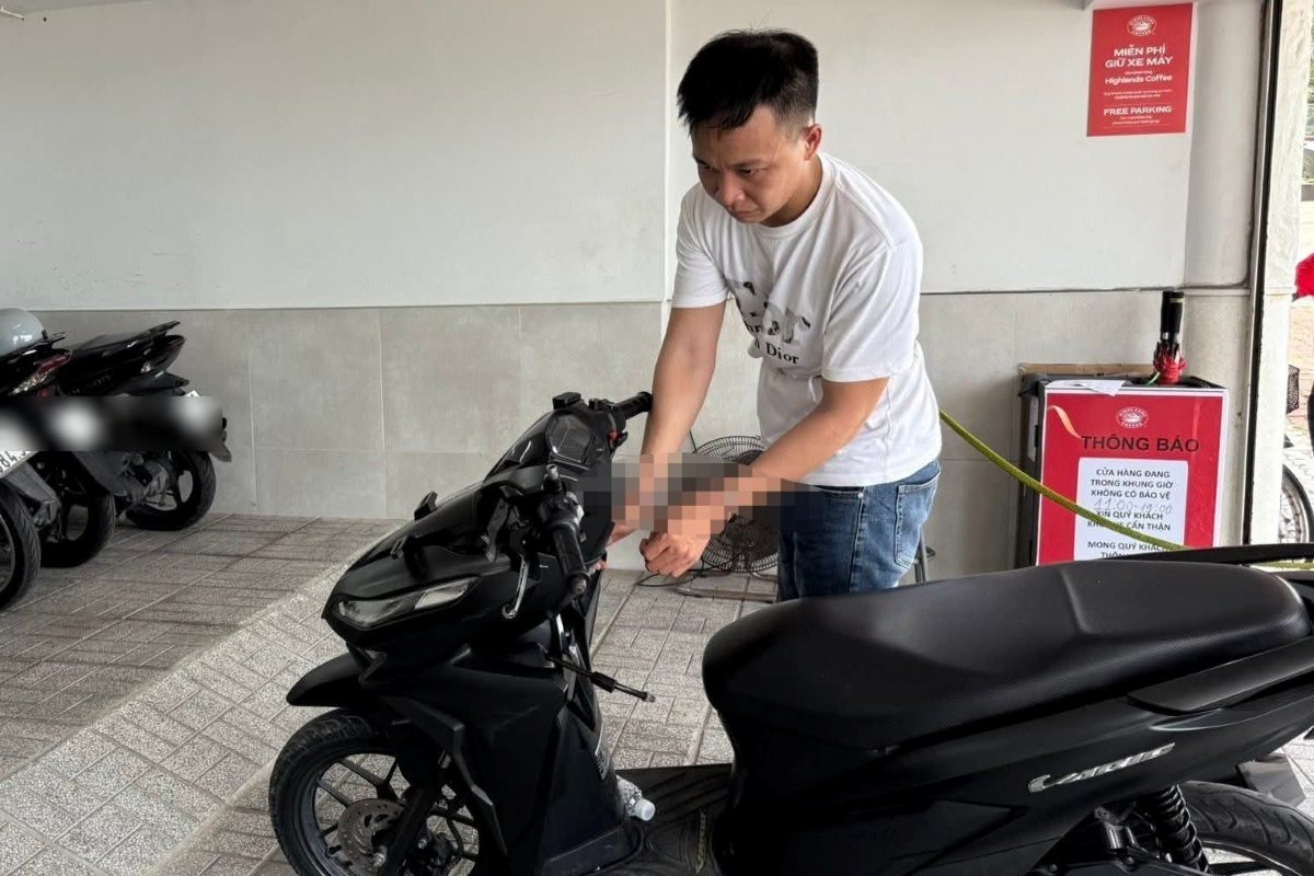 공안은 붕따우(Vung Tau) 동 지역에서 오토바이 절도 사건 현장 검증을 실시했습니다. 사진: CA