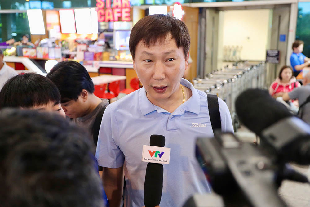 Coach Kim Sang-sik answered the interview after returning home with U23 Vietnam. Photo: Thanh Vu