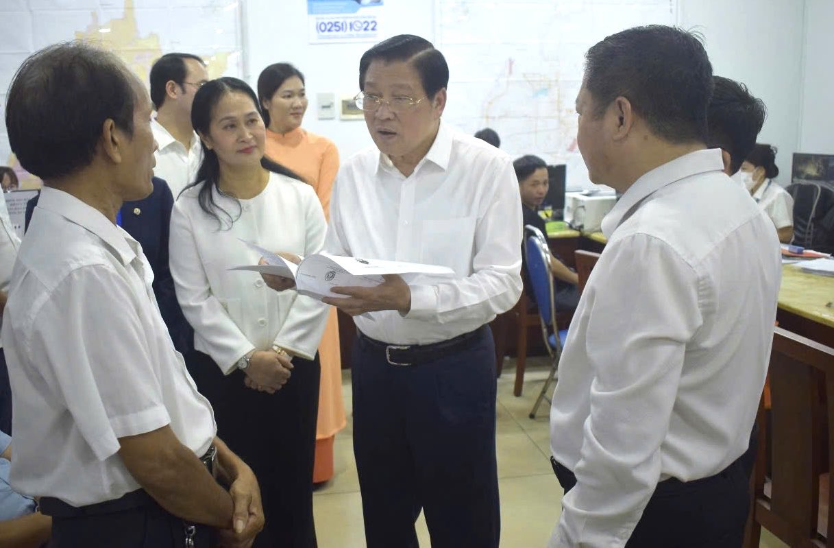 Uy vien Bo Chinh tri, Bi thu Trung uong Dang, Truong Ban Noi chinh Trung uong Phan Dinh Trac tham va kiem tra cong tac van hanh Trung tam phuc vu hanh chinh cong phuong Long Khanh, tinh Dong Nai. Anh: HAC