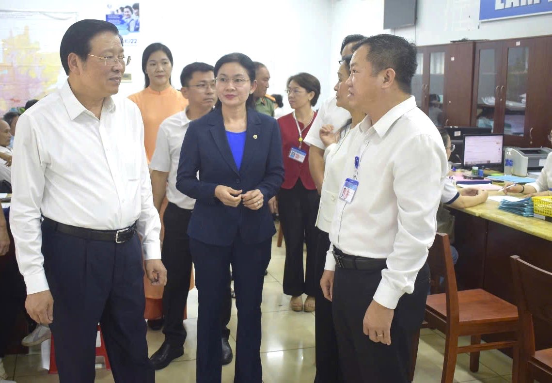 Politburo member, Secretary of the Party Central Committee, Head of the Central Internal Affairs Commission Phan Dinh Trac visited and inspected the operation of the Long Khanh Ward Public Administration Service Center, Dong Nai Province. Photo: HAC