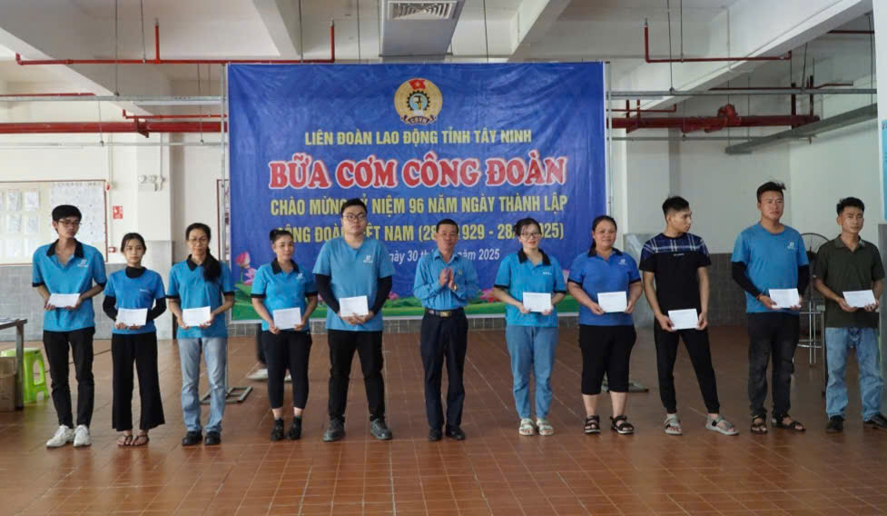 Tay Ninh 지방 노동 연맹 부위원장 Duong Dai Loc이 노동자에게 선물을 전달합니다. 사진: Ngo Tuyet