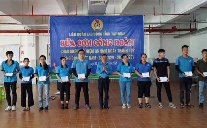 Vice President of Tay Ninh Provincial Federation of Labor Duong Dai Loc presented gifts to workers. Photo: Ngo Tuyet