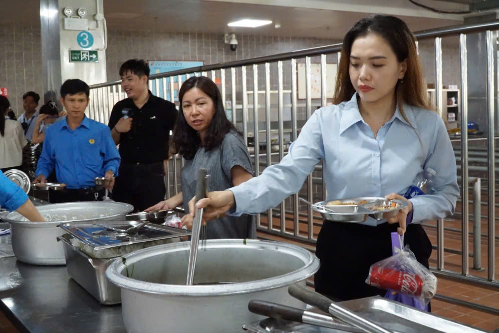 Doan vien, nguoi lao dong tu phuc vu bua an tai nha an Cong ty TNHH Billion Industrial Viet Nam. Anh: Ngo Tuyet