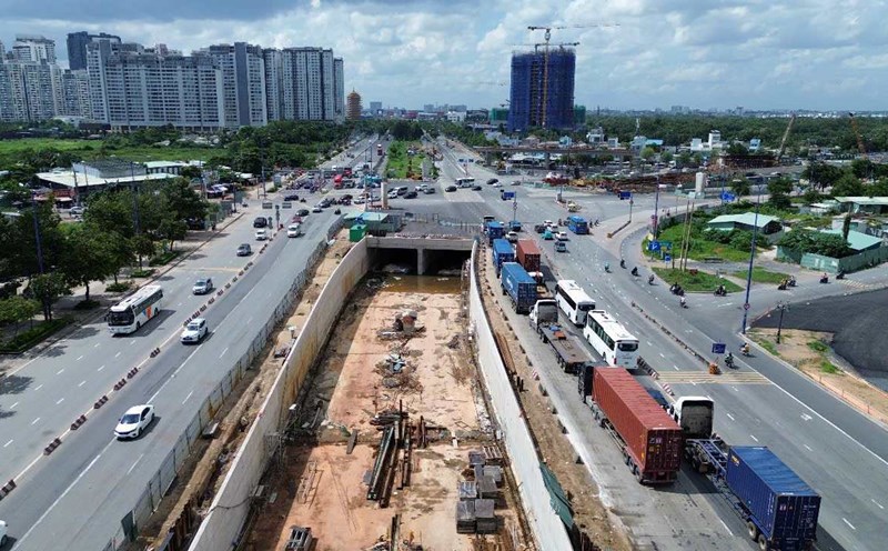 The An Phu intersection project (HCMC) is behind schedule. Photo: Anh Tu