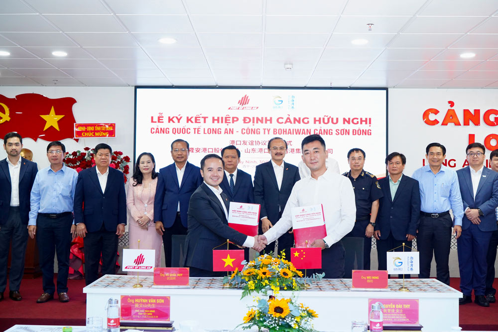 Signing ceremony of the Friendship Port Agreement between Long An International Port and SPG Bohaiwan Port. Photo: VP
