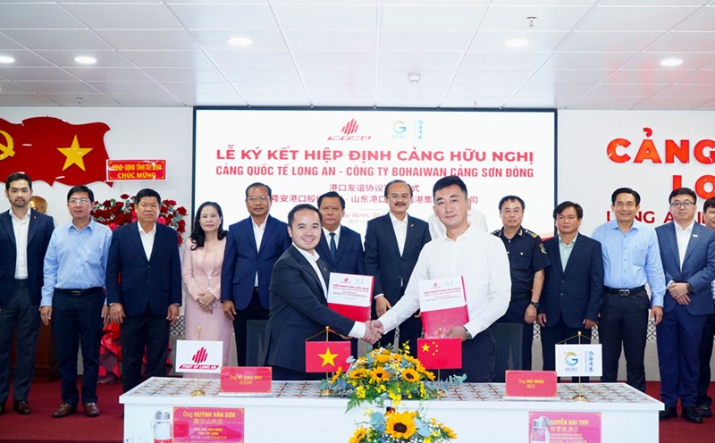 Signing ceremony of the Friendship Port Agreement between Long An International Port and SPG Bohaiwan Port. Photo: VP