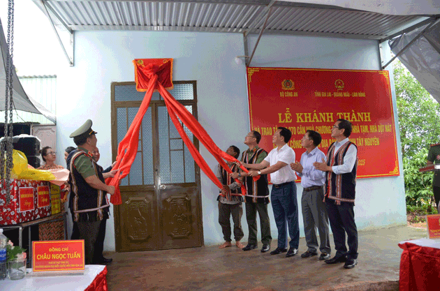 Lancement du mouvement de suppression des maisons temporaires les forces de police aident des milliers de personnes a stabiliser leur vie. Photo : Thanh Tuan