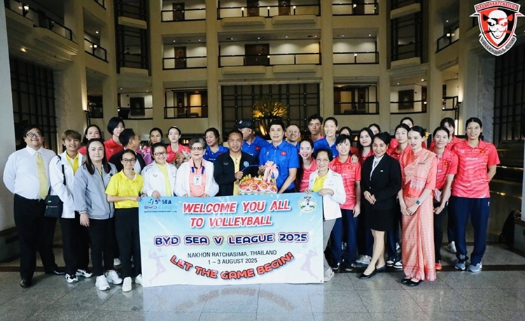 Dai dien Ban to chuc da tiep don Doi tuyen bong chuyen nu Viet Nam. Anh: Nakhon Ratchasima Volleyball Club