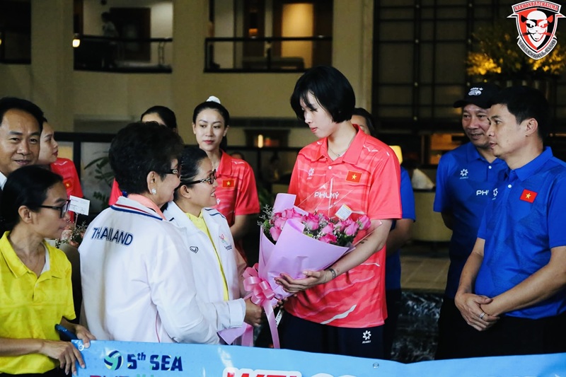 Chu cong Tran Thi Thanh Thuy nhan hoa chuc mung tu chu nha. Anh: Nakhon Ratchasima Volleyball Club