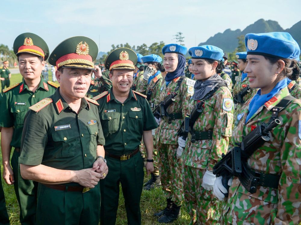 Lieutenant General Truong Thien To encouraged the female soldiers to preserve peace. Photo: Tran Vuong