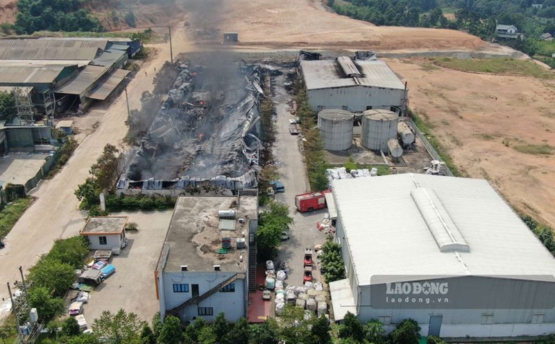 The factory temporarily stopped operating to overcome the consequences of the fire. Photo: Van Duc.
