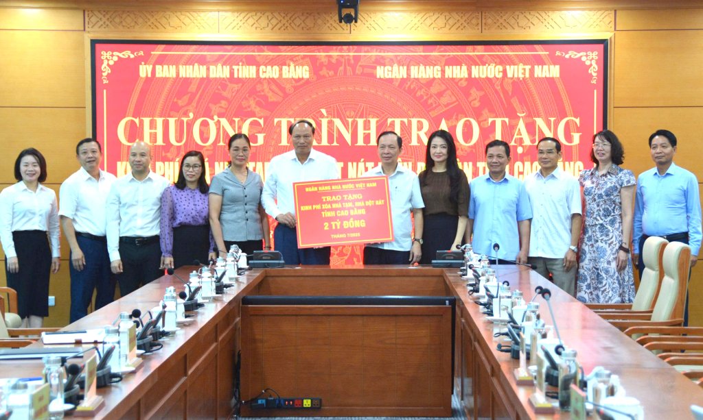 La province de Cao Bang vient de recevoir des ressources supplementaires pour supprimer les maisons temporaires pour les habitants. Photo : The Hien