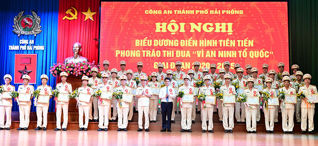 Le president du Comite populaire de la ville Le Ngoc Chau et le general de division Bui Quang Binh directeur de la police municipale remettent des certificats de merite honorant les collectifs et les individus exemplaires et progressistes. Photo : Police de Hai Phong