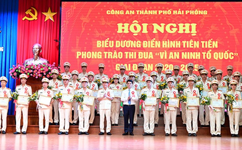 Chairman of the City People's Committee Le Ngoc Chau and Major General Bui Quang Binh, Director of the City Police Department, awarded certificates of merit to honor typical advanced collectives and individuals. Photo: Hai Phong Police