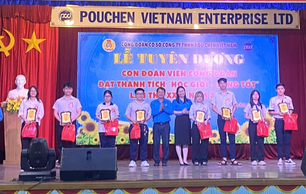 동나이에 있는 Pouchen Vietnam Co. Ltd. 노동조합 지부가 노동조합원의 자녀를 표창합니다. 사진: 노동조합 제공