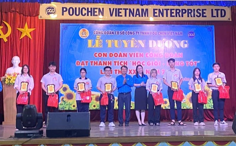 The Trade Union of Pouchen Vietnam Co., Ltd. in Dong Nai honors the children of union members. Photo: Provided by the Union