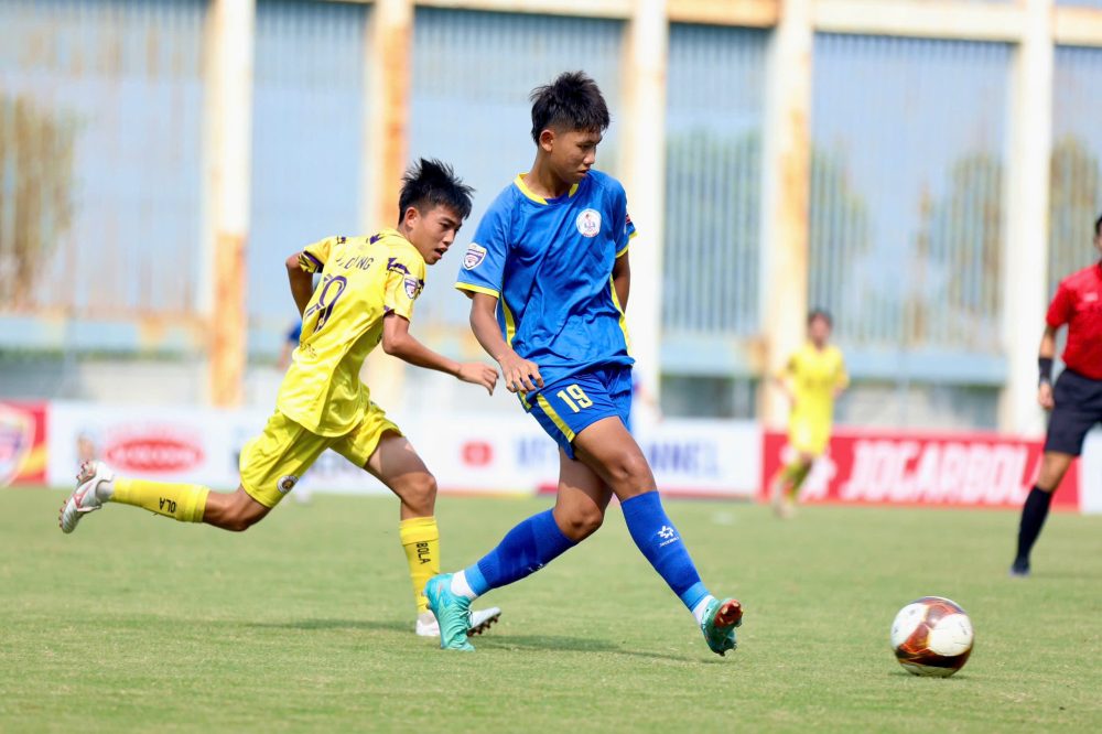 U15 Dong Thap (ao xanh) co tran dau kich tinh truoc U15 Ha Noi. Anh: VFF