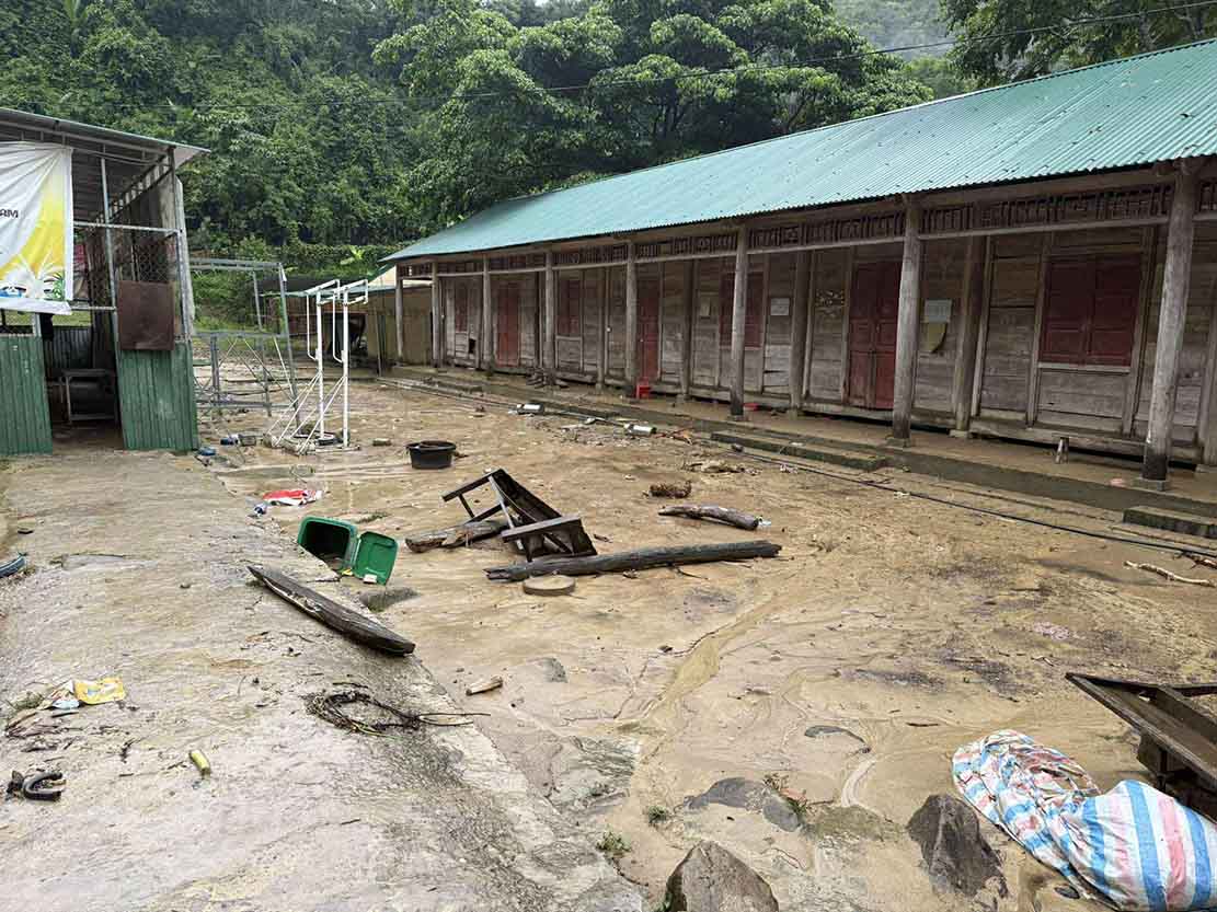 La escuela PTDTBT THCS Huu Khuong (provincia de Nghe An) esta profundamente inundada con graves daños. Foto: Van Phuong