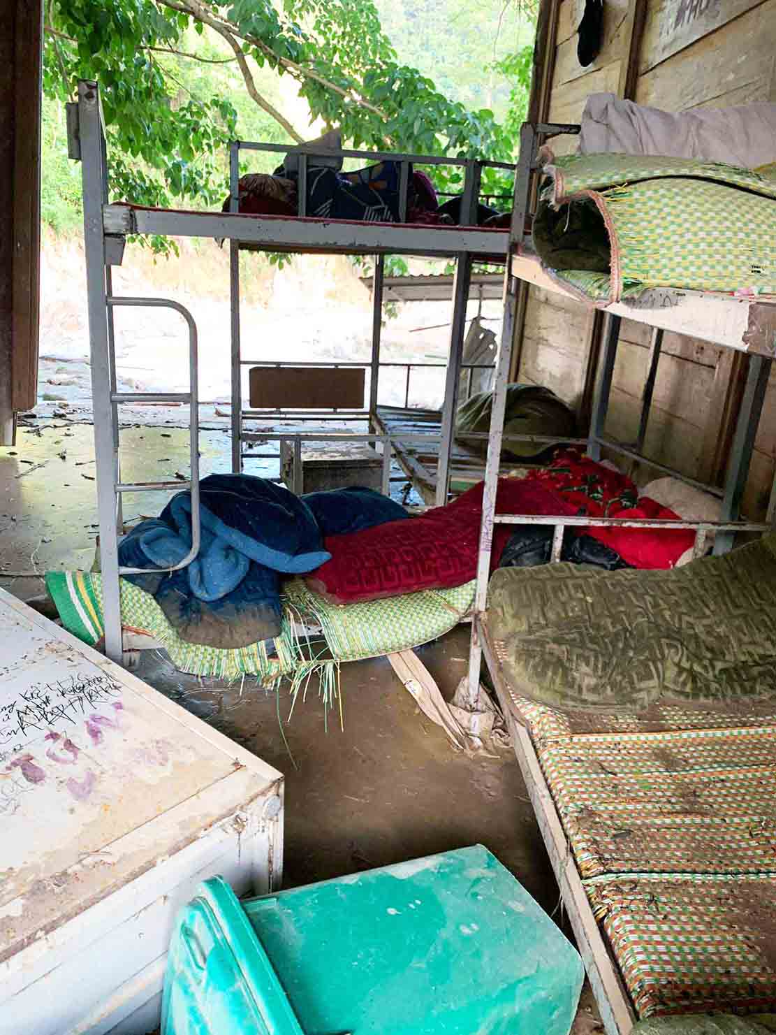 Do dung ban tru cua hoc sinh bi ngap, bi cuon troi, hu hong gan het. Anh: Van Phuong