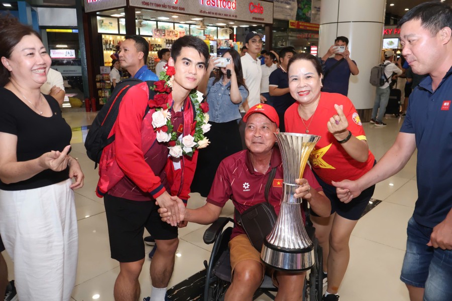 Nguoi ham mo don doi U23 Viet Nam tai san bay. Anh: Bui Luong
