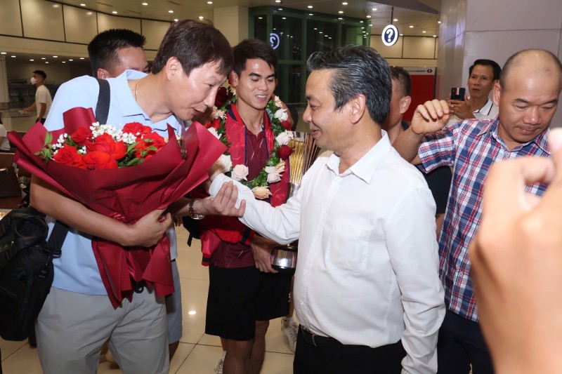 Thu truong Bo VHTTDL Hoang Dao Cuong tang hoa cho huan luyen vien Kim Sang-sik va cau thu U23 Viet Nam. Anh: Bui Luong