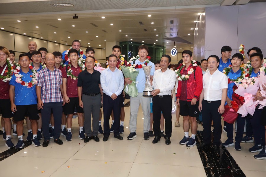 Lanh dao Bo VHTTDL, Cuc TDTT va Lien doan bong da Viet Nam don doi tuyen U23 tai san bay Noi Bai. Anh: Bui Luong
