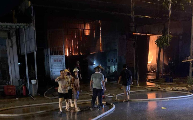 The big fire after the thunderstorms in Tran Hung Dao ward, Hai Phong city caused a stir in the entire neighborhood. Photo: Provided by the people