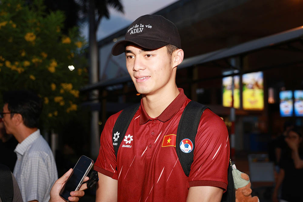 U23 베트남의 골키퍼 쩐쭝끼엔이 귀국 후 인터뷰에 응하고 있습니다. 사진: 동후옌