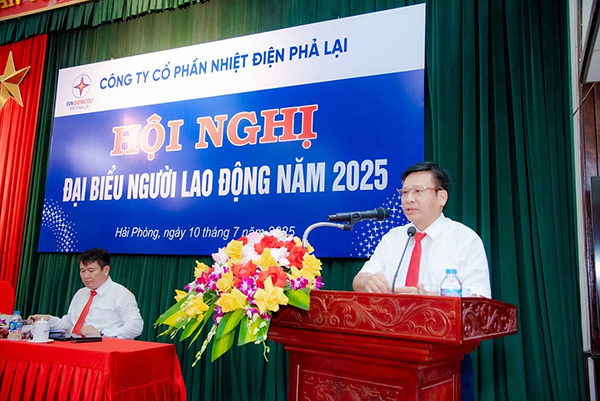 Ong Le Van Chinh - Chu tich Cong doan Cong ty bao cao tai Hoi nghi
