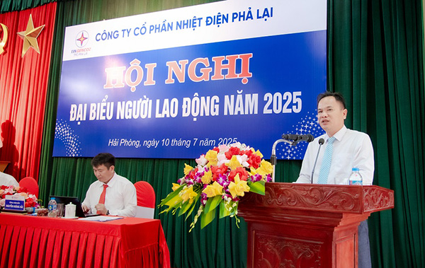 Ong Bui Van Thang - Chu tich Cong doan TCT Phat dien 2 phat bieu chi dao tai Hoi nghi. Anh: Thuy Trinh